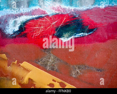 Peeling peinture abstraite poncé sur un bateau en fibre de verre Faversham Banque D'Images