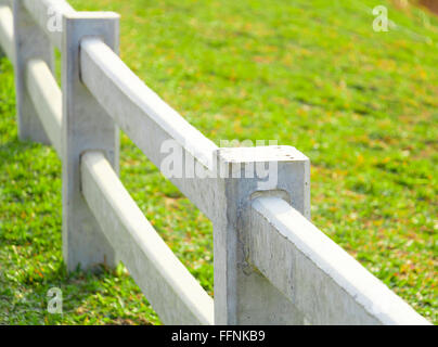 Clôture en béton blanc en pays Terres agricoles Banque D'Images