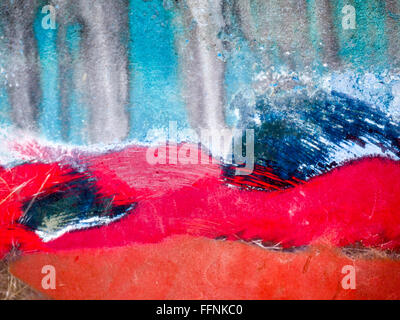 Peeling peinture abstraite poncé sur un bateau en fibre de verre Faversham Banque D'Images