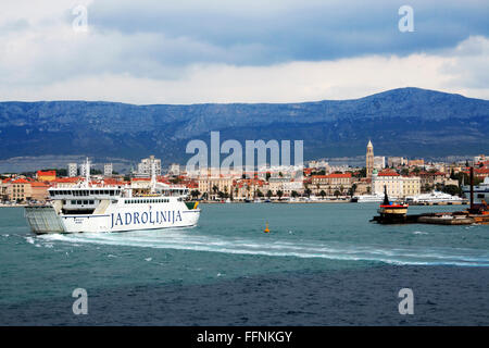 Un Jadrolinija ferry entre dans le port de Split en Croatie Banque D'Images