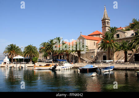 Bateaux dans le port de Splitska sur l'île de Brac en Croatie Banque D'Images