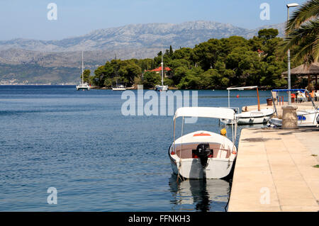 Bateaux dans le port de Splitska sur l'île de Brac en Croatie Banque D'Images