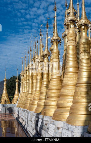 Les stupas d'or de la pagode Shwe Inn Thein, Inthein (Indein), lac Inle, Birmanie (Myanmar) Banque D'Images