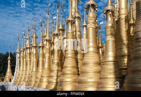 Les stupas d'or de la pagode Shwe Inn Thein, Inthein (Indein), lac Inle, Birmanie (Myanmar) Banque D'Images