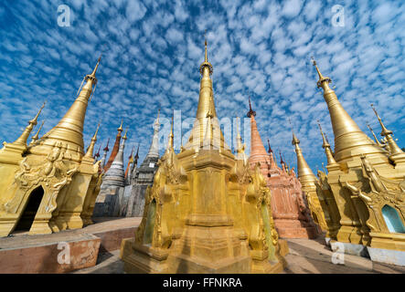 Les stupas d'or de la pagode Shwe Inn Thein, Inthein (Indein), l'État Shan, en Birmanie (Myanmar) Banque D'Images