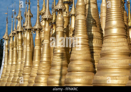 Les stupas d'or de la pagode Shwe Inn Thein, Inthein (Indein), lac Inle, Birmanie (Myanmar) Banque D'Images