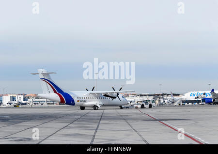 -Avions ATR 42-300-, -d- Swiftair décollent compagnie aérienne, il est remorqué par un remorqueur tracteur, dans l'aéroport de Madrid-Barajas. Banque D'Images