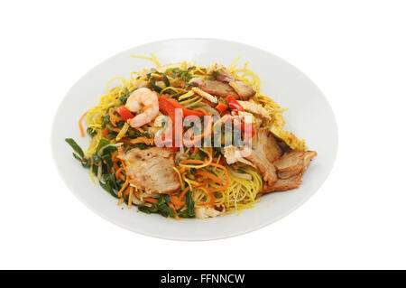 Repas chinois, Singapour nouilles dans un bol blanc isolé contre Banque D'Images