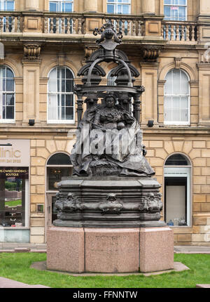 Statue en bronze d'un assis dans la reine Victoria Square St Nicholas, Newcastle upon Tyne, au nord-est, England, UK Banque D'Images