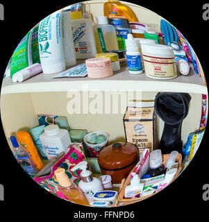 Vue de Fisheye accueil armoire à pharmacie des étagères pleines de produits pharmaceutiques, les médicaments, les baumes, les bandages, les onguents and personals Banque D'Images