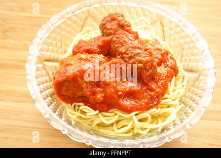 Spaghetti fine dans un bol en verre avec de la sauce et de la viande Banque D'Images