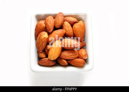 Ensemble d'amandes dans un bol Carré Blanc Banque D'Images