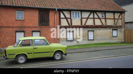 Ivenrode, Allemagne. 05Th Feb 2016. 'Un modèle de voiture de marque Trabant' '601' est garé dans une rue d'Ivenrode, Allemagne, 05 février 2016. La "Trabi" a été un modèle d'automobile de l'Allemagne de l'manufavturer VEB Sachsenring Automobilwerke Zwickau. 3 051 385 Trabants ont été produites entre 1957 et 1991. Photo : Jens Wolf/dpa/Alamy Live News Banque D'Images