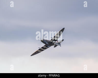 MH434 Spitfire au-dessus de l'aérodrome de Biggin Hill Banque D'Images