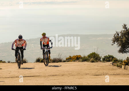 Deux vélos de montagne pour atteindre le sommet de la montagne de Mijas. L'Espagne. Banque D'Images