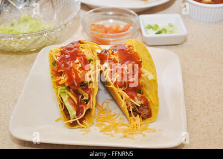 Tacos au boeuf au fromage avec Sauce épicée Banque D'Images