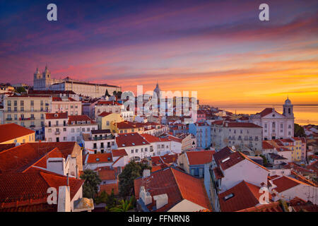 Lisbonne. Image de Lisbonne, Portugal pendant le lever du soleil spectaculaire. Banque D'Images