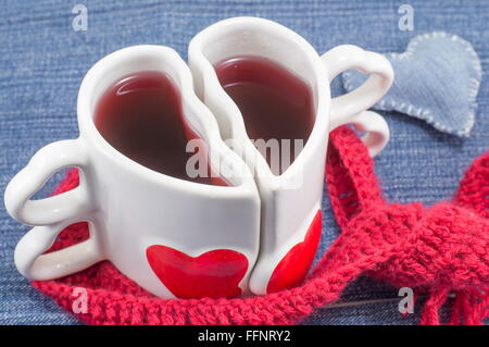 Tasse à thé en forme de coeur avec l'arrière-plan sur le denim Banque D'Images