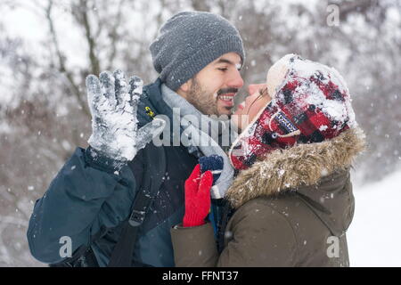 Couple romantique dans l'amour à l'extérieur sur une journée d'hiver enneigée Banque D'Images