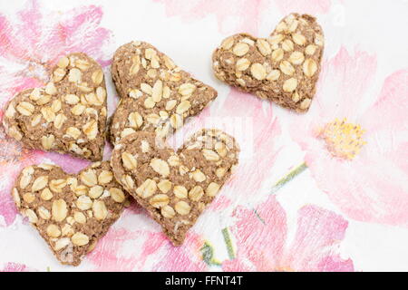 Heartshaped cookies faits de farine intégrale sur un plateau decoupaged Banque D'Images