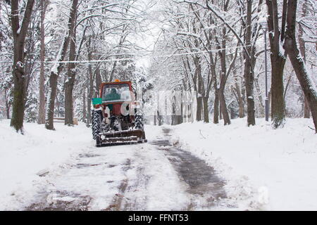 Nettoyage drague les routes à partir de la neige lourde Banque D'Images
