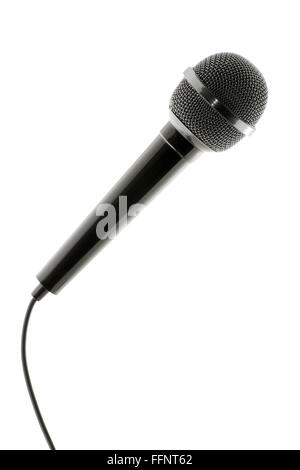 Microphone dynamique sur fond blanc, le microphone avec la ligne isolée du contexte, clipping path Banque D'Images