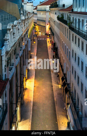 Vue du sommet de Santa Justa de rue commerçante Rua do Carmo à Lisbonne, avec des gens qui marchent le long de la rue Banque D'Images