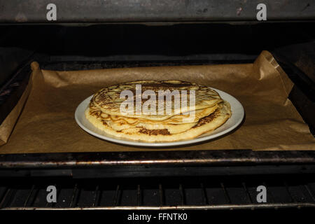 Pancakes gardés au chaud dans un four Banque D'Images