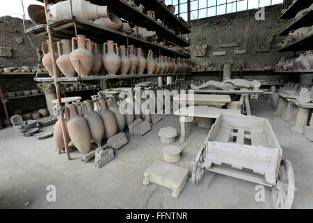 Objets stockés dans la Francesi del Foro, Forum Grenier, Pompéi, la ville romaine enfouie dans la lave près de Naples, ville UNESCO World Banque D'Images