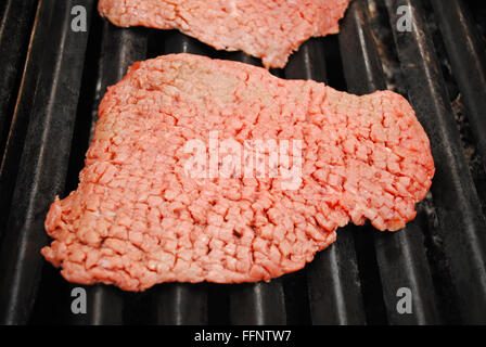 Cube de boeuf frais cuisson Steak sur un gril chaud Banque D'Images