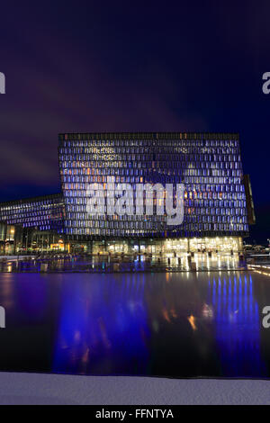 L'extérieur de l'Harpa concert hall illuminé la nuit, sur la ville de Reykjavik, Islande. Banque D'Images