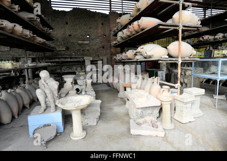 Objets stockés dans la Francesi del Foro, Forum Grenier, Pompéi, la ville romaine enfouie dans la lave près de Naples, ville UNESCO World Banque D'Images