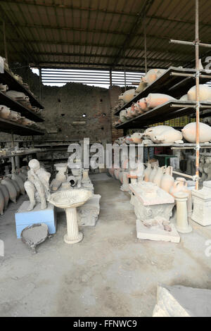 Objets stockés dans la Francesi del Foro, Forum Grenier, Pompéi, la ville romaine enfouie dans la lave près de Naples, ville UNESCO World Banque D'Images