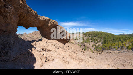 Gran Canaria, Las Cumbres - les zones les plus élevées de l'île, érodée arch La Ventana del Nublo, Roque Nublo est visible dans le monde Banque D'Images