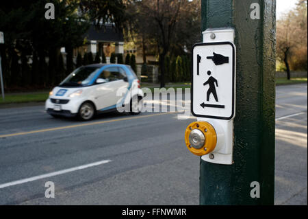 Bouton de signal avec passage pour piétons rue et voiture smart fortwo en arrière-plan, Vancouver, BC, Canada Banque D'Images