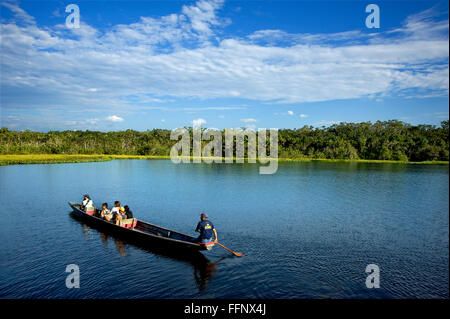 Voile avec les visiteurs visiter le fleuve Amazone en Equateur Banque D'Images