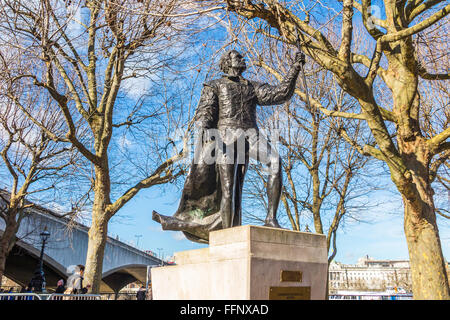 Statue de Sir Laurence Olivier, le célèbre acteur shakespearien, en dehors du Théâtre National, la Banque du Sud, Lambeth, London, UK lors d'une journée ensoleillée en hiver Banque D'Images