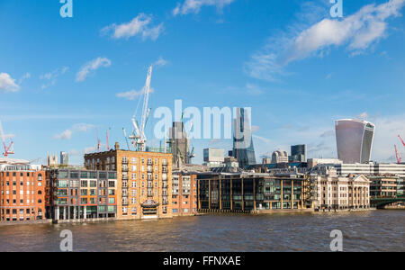 Thameside skyline sur une journée ensoleillée avec ciel bleu, avec le pub Samuel Pepys, tour 42, Cheesegrater et bâtiments talkie walkie Banque D'Images