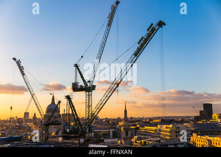 Panorama, grues de tour sur le nouveau bureau Bloomberg Place dans la ville de Londres, 4 silhouetted sur la ligne d'horizon vers la cathédrale St Pauls Banque D'Images