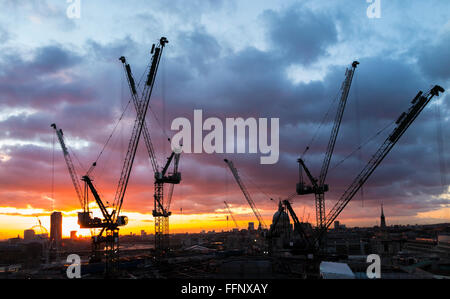 Grues à tour sur la nouvelle Place Bloomberg office développement dans la ville de London, EC4 qui se profile à l'horizon au coucher du soleil Banque D'Images