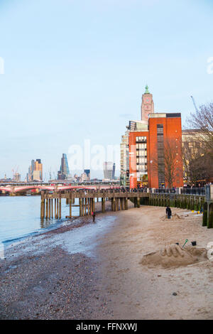 Oxo Tower, un immeuble art déco sur la rive sud de la Tamise à Londres, talkie walkie et Cheesegrater en arrière-plan Banque D'Images