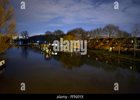 À la recherche sur la Tamise depuis le pont, Caversham Reading, Berkshire, Royaume-Uni. (Édité) Charles Dye/Alamy Live News Banque D'Images