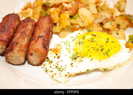 Œufs, saucisses et pommes de terre rissolées pour un délicieux petit déjeuner Banque D'Images