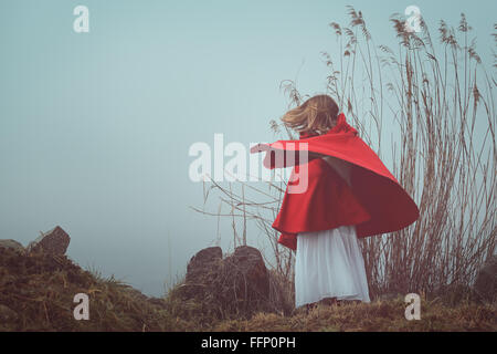 Surréaliste et sombre portrait d'une femme à capuche rouge . La tristesse et la solitude conceptual Banque D'Images