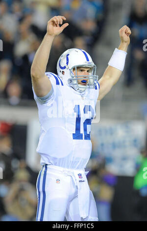 Jacksonville, FL, USA. Nov 8, 2012. Indianapolis Colts quarterback Andrew Luck (12) célèbre pendant les Colts 27-10 gagner les Jacksonville Jaguars à l'EverBank Field le 8 novembre 2012 à Jacksonville, en Floride. ZUMA Press/Scott A. Miller. © Scott A. Miller/ZUMA/Alamy Fil Live News Banque D'Images