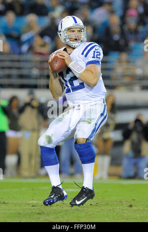 Jacksonville, FL, USA. Nov 8, 2012. Indianapolis Colts quarterback Andrew Luck (12) lors de la victoire contre les Colts 27-10 Jacksonville Jaguars à l'EverBank Field le 8 novembre 2012 à Jacksonville, en Floride. ZUMA Press/Scott A. Miller. © Scott A. Miller/ZUMA/Alamy Fil Live News Banque D'Images