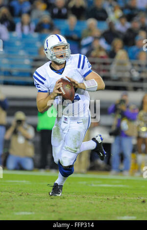 Jacksonville, FL, USA. Nov 8, 2012. Indianapolis Colts quarterback Andrew Luck (12) lors de la victoire contre les Colts 27-10 Jacksonville Jaguars à l'EverBank Field le 8 novembre 2012 à Jacksonville, en Floride. ZUMA Press/Scott A. Miller. © Scott A. Miller/ZUMA/Alamy Fil Live News Banque D'Images