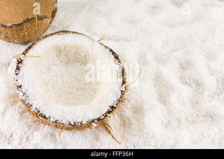 Moitié noix de coco fraîche et la noix de coco en poudre sur la table Banque D'Images