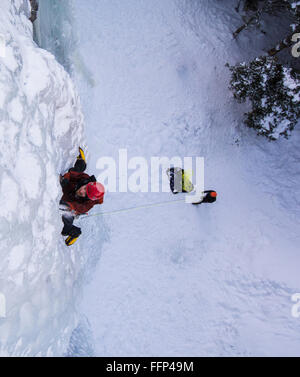 Brandon Prince escalade Genèse I Région de Hyalite Canyon près de Bozeman Montana Banque D'Images