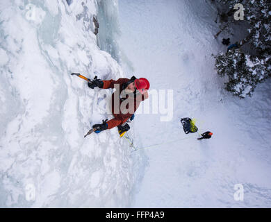 Brandon Prince escalade Genèse I Région de Hyalite Canyon près de Bozeman Montana Banque D'Images